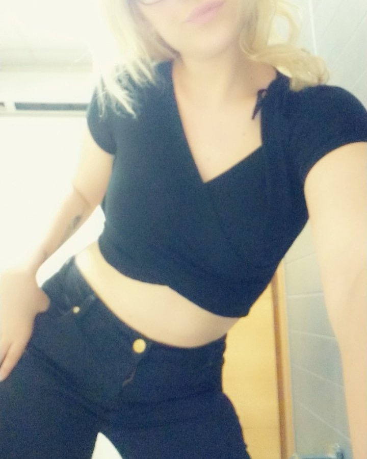 MiriamCosmo's tweet photo. Ella era una experta, yo solo un novato. Ella reserva, yo licor barato. Ella con dinero, yo ni pa’ tabaco. Ella con tacón, yo con barro en los zapatos. https://t.co/h0a3W2Xwas