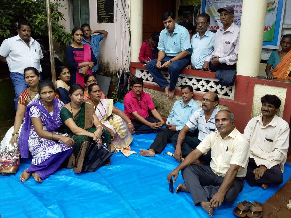 prudentgoa's tweet photo. #Veling-#Priol locals stage #hunger #strike outside #panchayat protesting against #NOC given for new #wholesale #liquor shop in #Apewal & call off strike after #assurance of talks from panchayat
#Goa #news #protest https://t.co/elMRRNDUoX