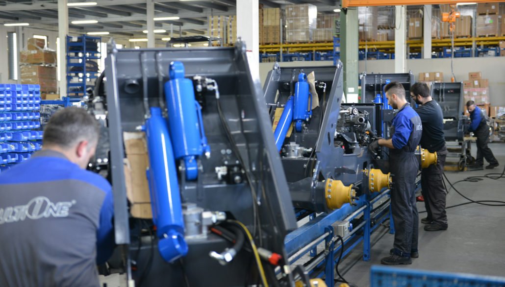 MultioneUk's tweet photo. Our Team are visiting the MultiOne #factory this week, discussing #NewIdeas and planning further #growth. Lot's to see including the new 12 Series #AllWheelSteer Loader and new attachments. We might get a #SneakyPeek at some new R&D projects too (#TopSecret). https://t.co/b7YpDr57mF