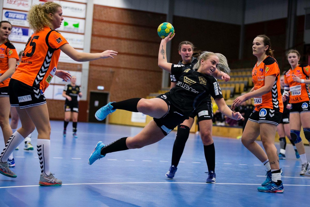 TrelleborgHBK's tweet photo. Cassandra Carlgren lämnar HBK!

Det blev en säsong för Cassandra i HBK-tröjan. Kommande säsong spelar hon i Division 1-laget Kävlinge HK.

Vi tackar Cassandra för hennes insatser i den svarta tröjan och önskar henne ett stort lycka till! https://t.co/Bd8NOu3cen