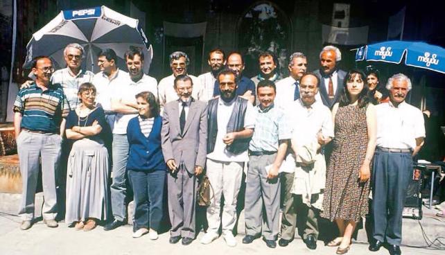 Sivas’taki Madımak Oteli’nde 33 aydın ve sanatçıyla birlikte iki otel görevlisinin yakılarak katledilmesinin üzerinden tam 25 yıl geçti.  Adalet yerini bulmadı, sanık avukatları milletvekili bile oldu. İşte o isimler 
#unutMADIMAKlımda cumhuriyet.com.tr/haber/siyaset/…