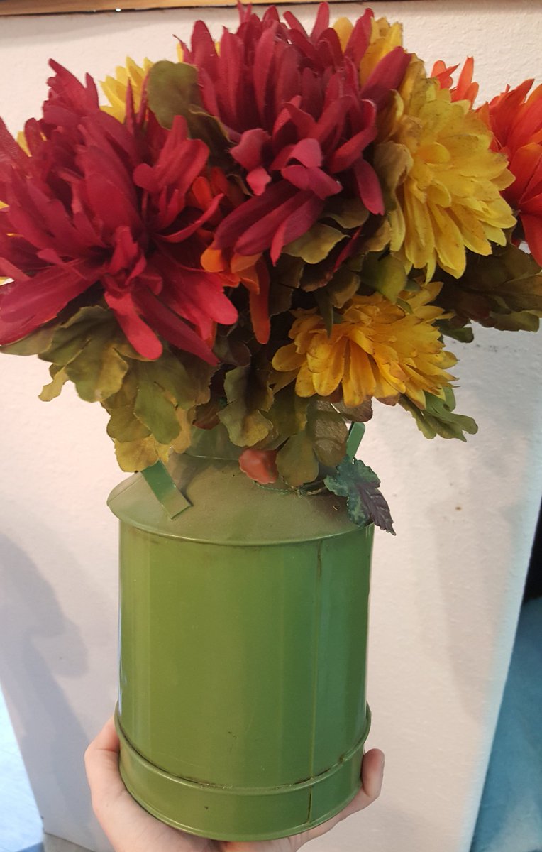 Mominimalist's tweet photo. Starting the minimalist game with a centerpiece I've debated about getting rid of for a year... #MinsGame #dayone #minimalist https://t.co/soUtECAvqC
