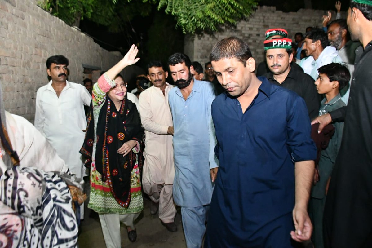 IshtiaqBrohi's tweet image. پی پی شعبہ خواتین کی مرکزی صدر محترمہ فریال تالپور صاحبہ کا لاڑکانہ، نوڈیرو اور رتوڈیرو کے مختلف علاقوں کا دورہ

اس موقعے پر کارکنوں کی جانب سے فریال تالپور صاحبہ کا شاندار استقبال کیا گیا اور پھولوں کی پتیاں بھی نچھاور کی گئیں 
#PS10 
#TeerChalega 
@FaryalTalpurPk