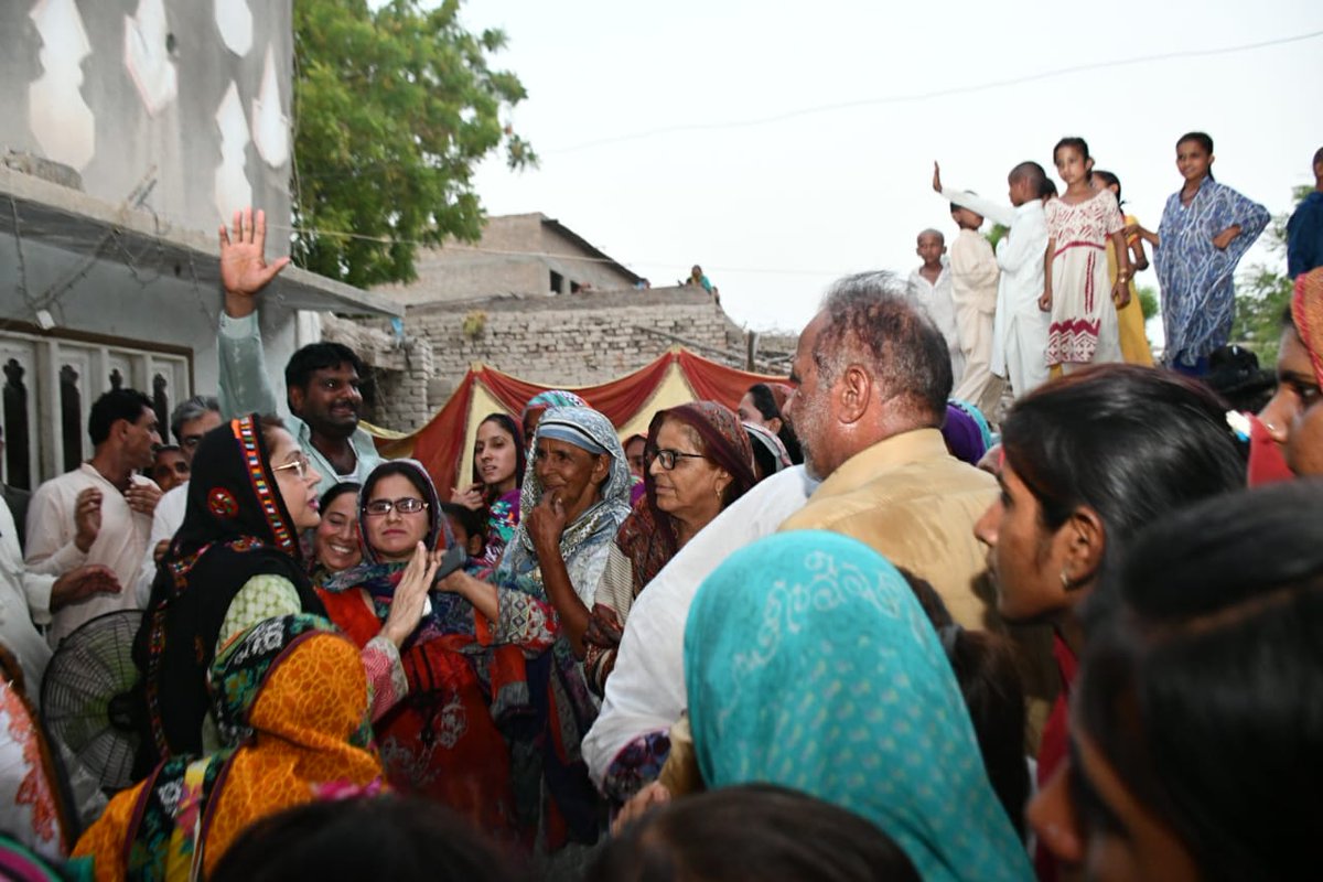 IshtiaqBrohi's tweet image. پی پی شعبہ خواتین کی مرکزی صدر محترمہ فریال تالپور صاحبہ کا لاڑکانہ، نوڈیرو اور رتوڈیرو کے مختلف علاقوں کا دورہ

اس موقعے پر کارکنوں کی جانب سے فریال تالپور صاحبہ کا شاندار استقبال کیا گیا اور پھولوں کی پتیاں بھی نچھاور کی گئیں 
#PS10 
#TeerChalega 
@FaryalTalpurPk