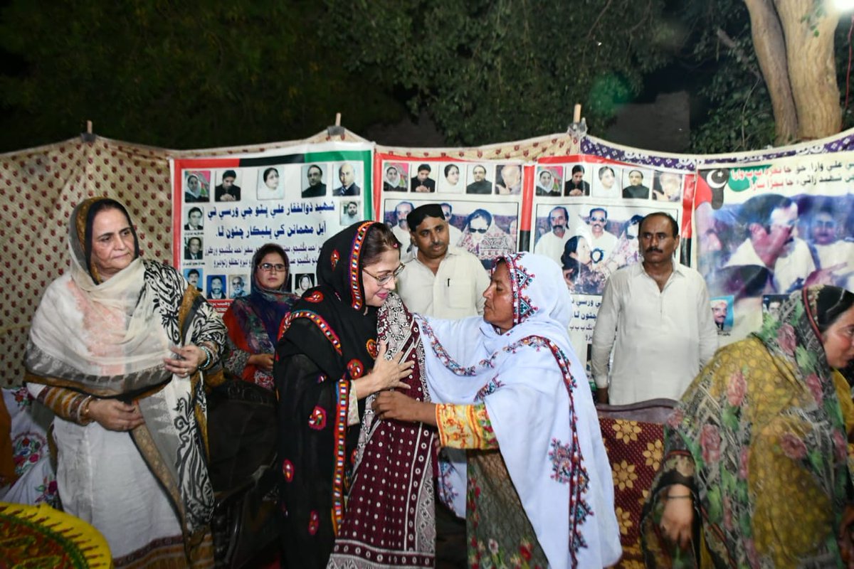 IshtiaqBrohi's tweet image. پی پی شعبہ خواتین کی مرکزی صدر محترمہ فریال تالپور صاحبہ کا لاڑکانہ، نوڈیرو اور رتوڈیرو کے مختلف علاقوں کا دورہ

اس موقعے پر کارکنوں کی جانب سے فریال تالپور صاحبہ کا شاندار استقبال کیا گیا اور پھولوں کی پتیاں بھی نچھاور کی گئیں 
#PS10 
#TeerChalega 
@FaryalTalpurPk