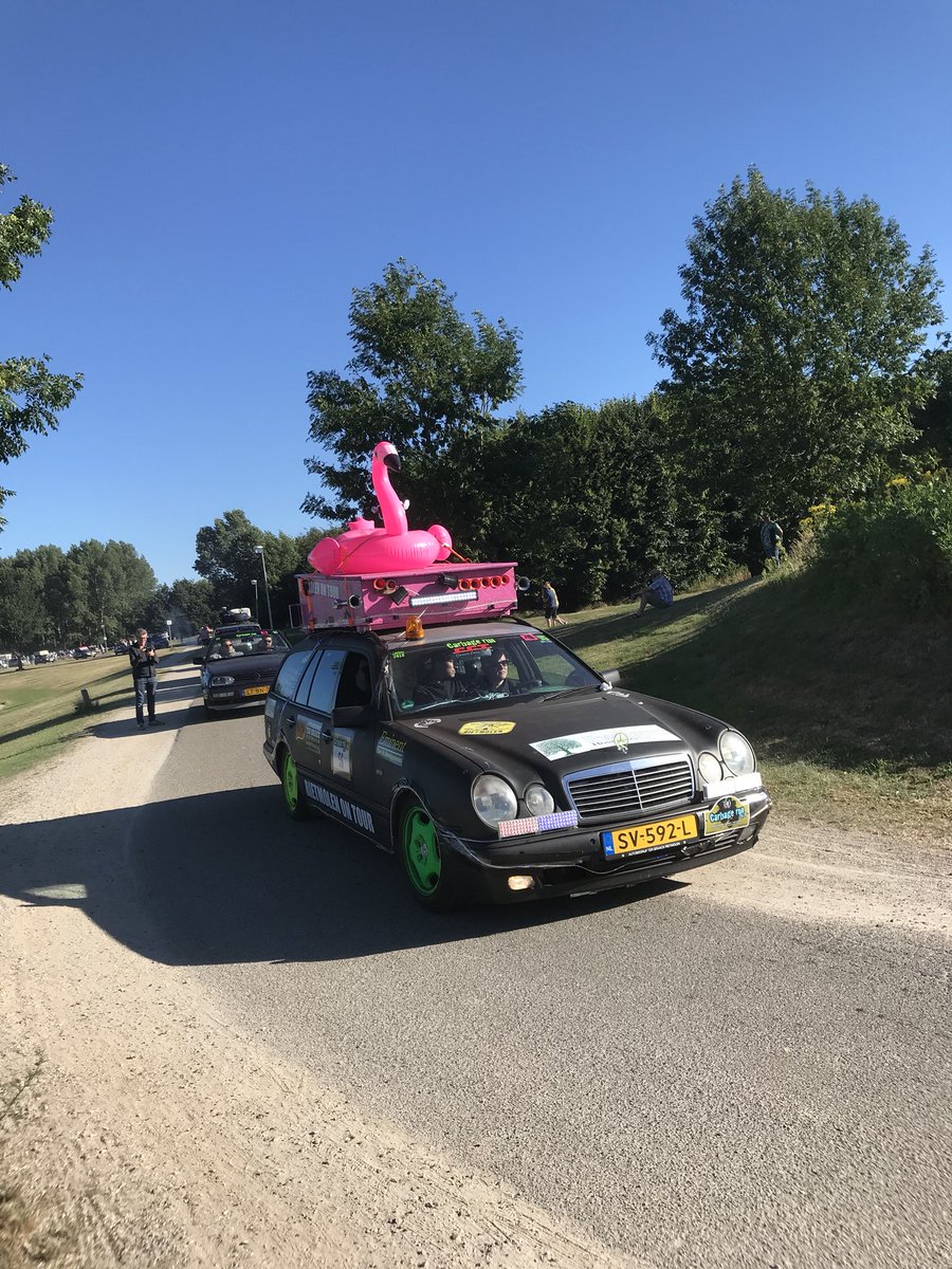 Startschot gegeven voor de <a href="/Carbagerun/">Carbage Run</a> bij de Rietplas in#Emmen. Auto’s van max. 500 euro voor een 5-daagse tocht door Europa.