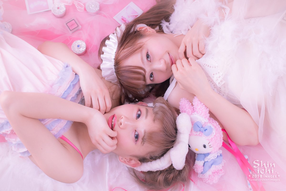 写真 新一 百合撮影なつるもも編 可愛くて仲良い二人のお陰でゆめかわ雰囲気で撮ってみました 教室でも意外とこんな感じで撮れたので小道具があれば 自作スタジオ も面白かったです 北の天使 ゆめかわ 写真好きな人と繫がりたい 百合撮影