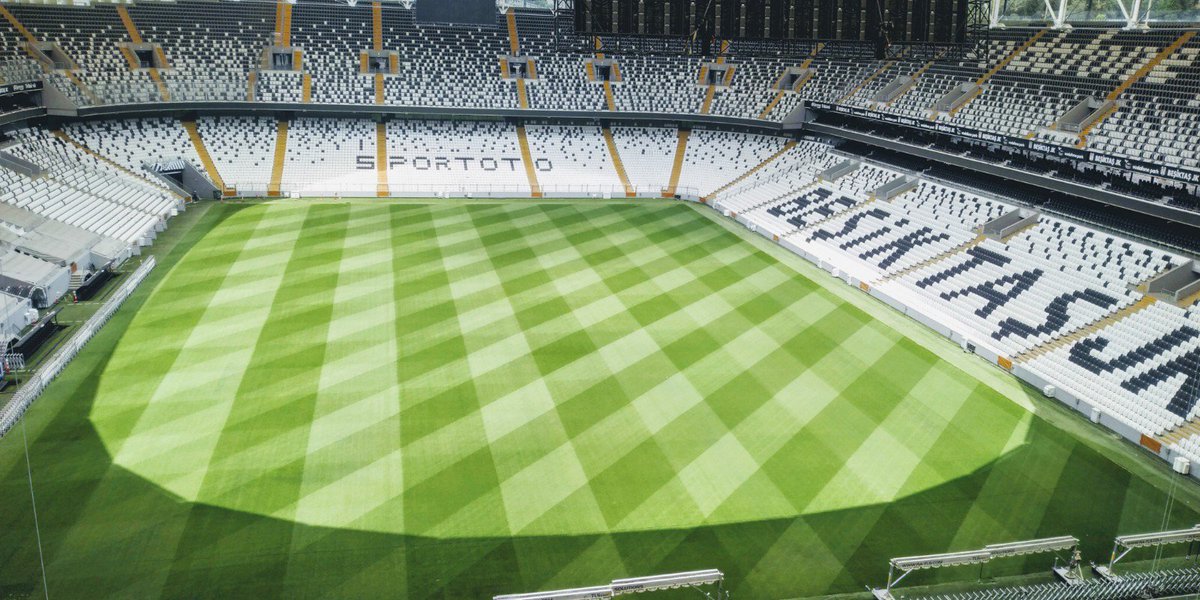 Berkay_Sezen's tweet photo. We've got some Baklava patterns  @VodafonePark @Besiktas 
via @SISPitches 
#SISGRASS 
#Hybrid
#SISAIR
#Maintenance https://t.co/eYs4SLdIaS