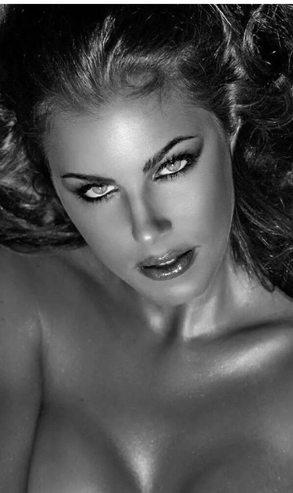 No existe mujer más peligrosa 
Que la que entra en tu mente sin desvestirse...