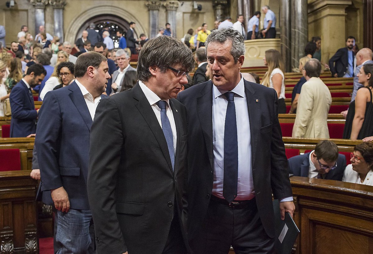 KRLS's tweet photo. Avui fa 8 mesos que l'establishment espanyol us va confinar entre 4 parets de venjança, repressió, impotència i odi. La vostra perseverança és un exemple per tothom, i és el fracàs del seu Estat. No defalliu, nosaltres no deixarem de lluitar ni un minut perquè sigueu lliures. https://t.co/umrQ17LFZa