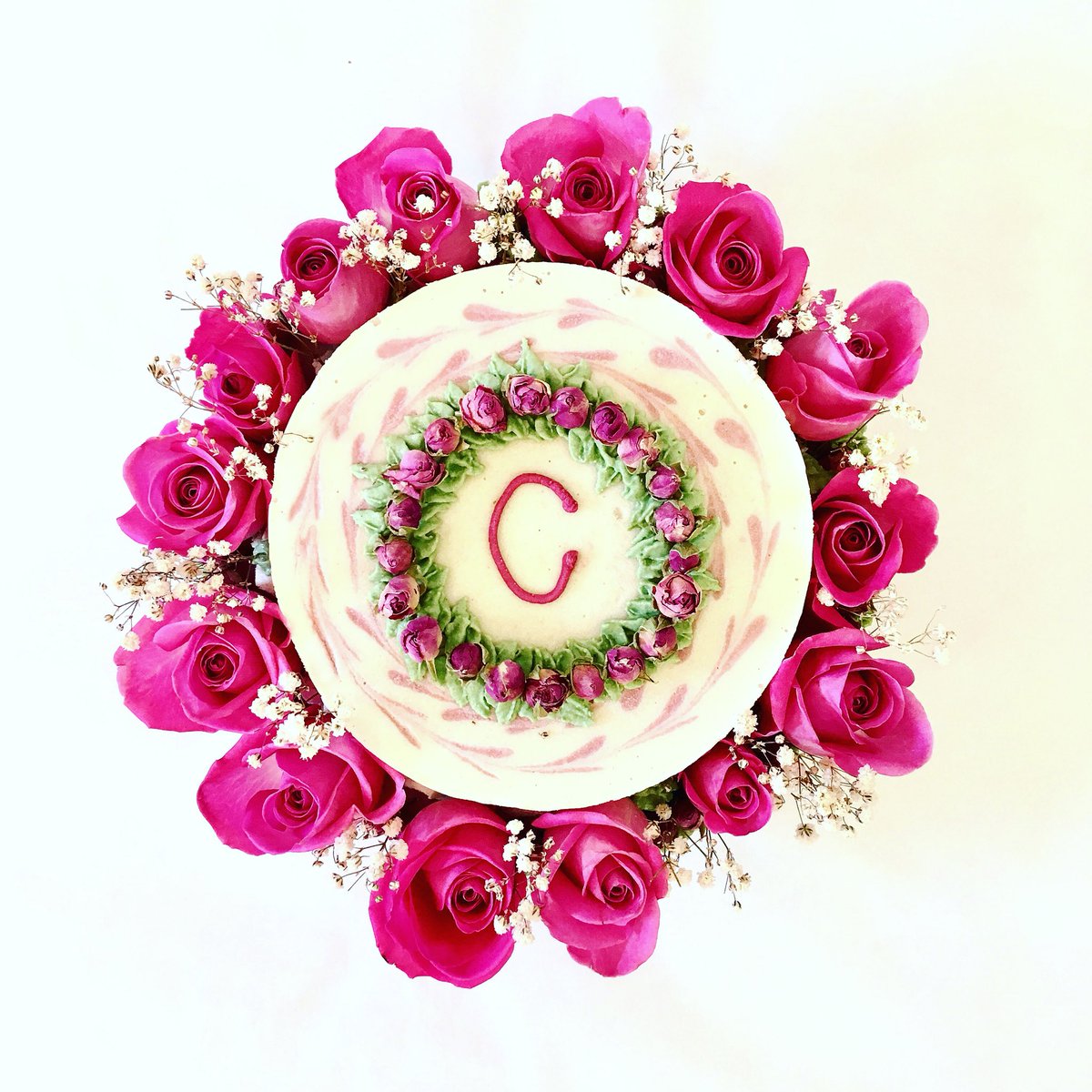Happy Monday everyone!! ☺️🙌🏽 Monogrammed Crown 👑 of Roses 🌹 cake. DM for private orders 💌💕 xxx