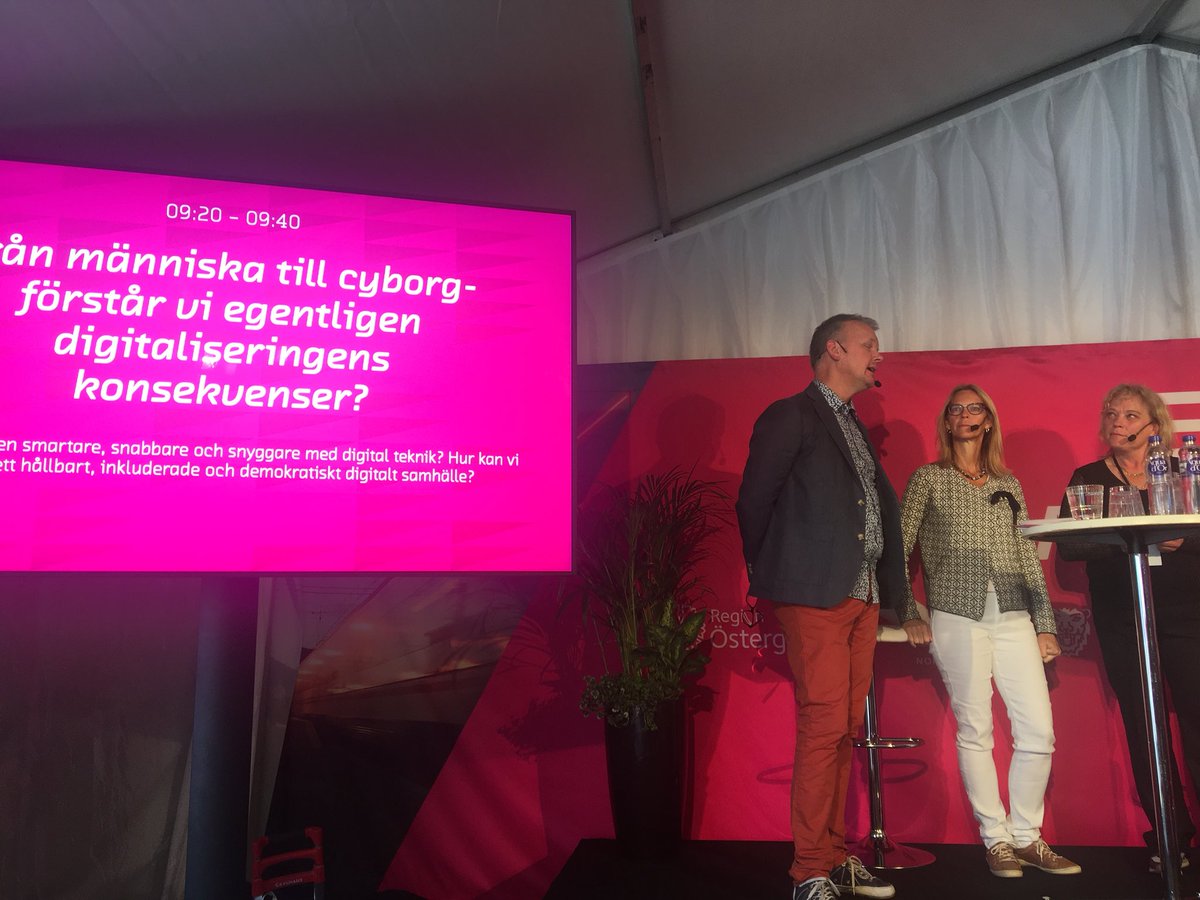 Lyssnar på East west #eastwest