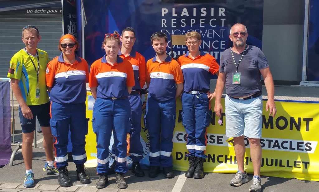 ProtecCivile35's tweet photo. Ce dimanche une équipe de #secours de la @ProtecCivile35 était présente sur une course à #Montgermont #IlleetVilaine https://t.co/Alr6qkWpjk
