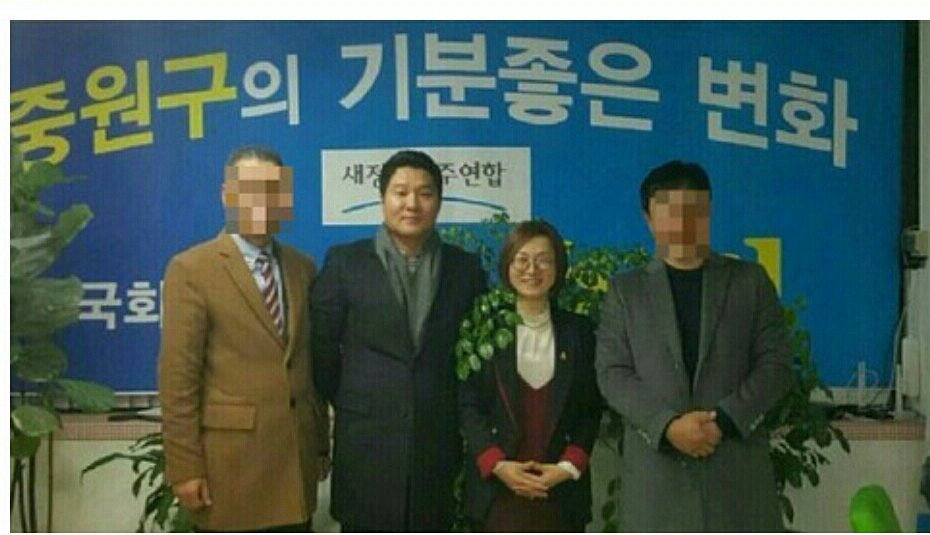 sarang_467's tweet photo. 국제파 조폭과 국제경호는
이재명과 은수미와 무슨사이?

오늘은 성남시장 은수미가 국제파 조폭 코마 이준석에게 기사딸린 차량 제공 받았다는  의혹의 기사를 올려드립니다

여기서 눈여겨 보실 점은 갈색옷을
 입은 국제 경호 이무상입니다

https://t.co/vLskltyN6Y https://t.co/RXaq2eYyQb