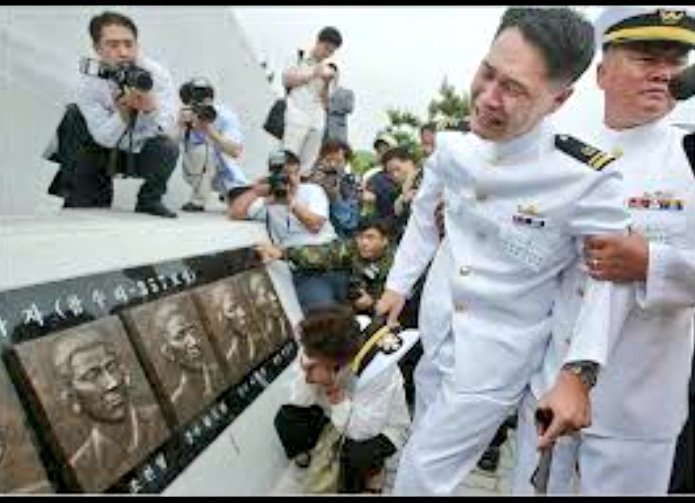 文정권 하는짓에 국민들이 분노한다.추미애女息 결혼식에 아프다던 文은 화환을 보내면서 같은날 연평해전 추념식에 조화도 안보냈다.그뿐인가 결혼식엔,總理를 비롯해 국무위원이 總출동했는데,추도식엔 유승민외에는 한국당議員도 안오다니,祖國지키다 순직한 군인들이 秋女딸 결혼식보다 못한것인가