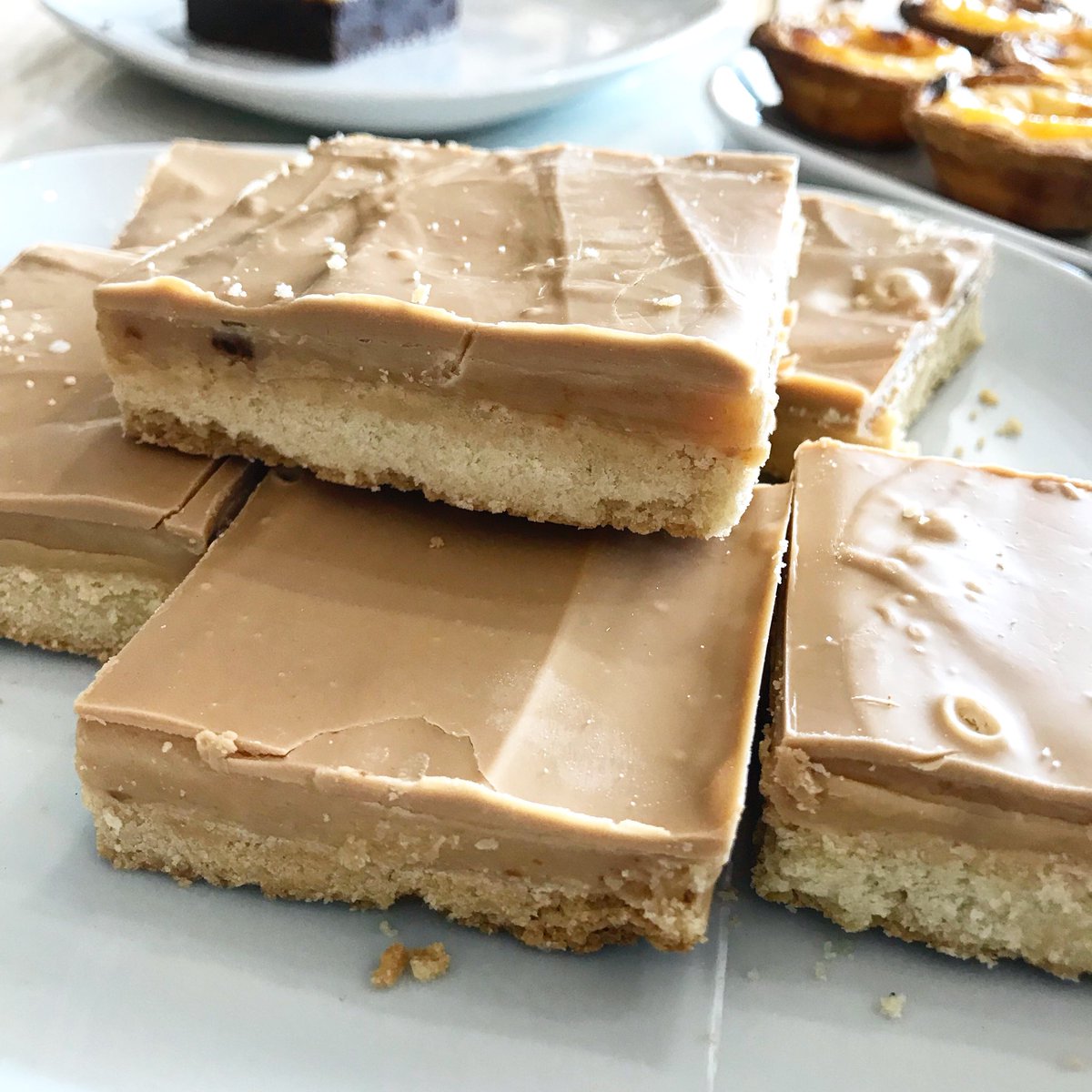 What could be better than millionaire shortbread? Millionaire shortbread with caramelised white chocolate on top! 😍
#eastwittering #cacaobarry #zephyrcaramel #zephyr #millionaire  #millionaireshortbread #caramel #chef #cake #imadeit #makeitdelicious #eattheworld
