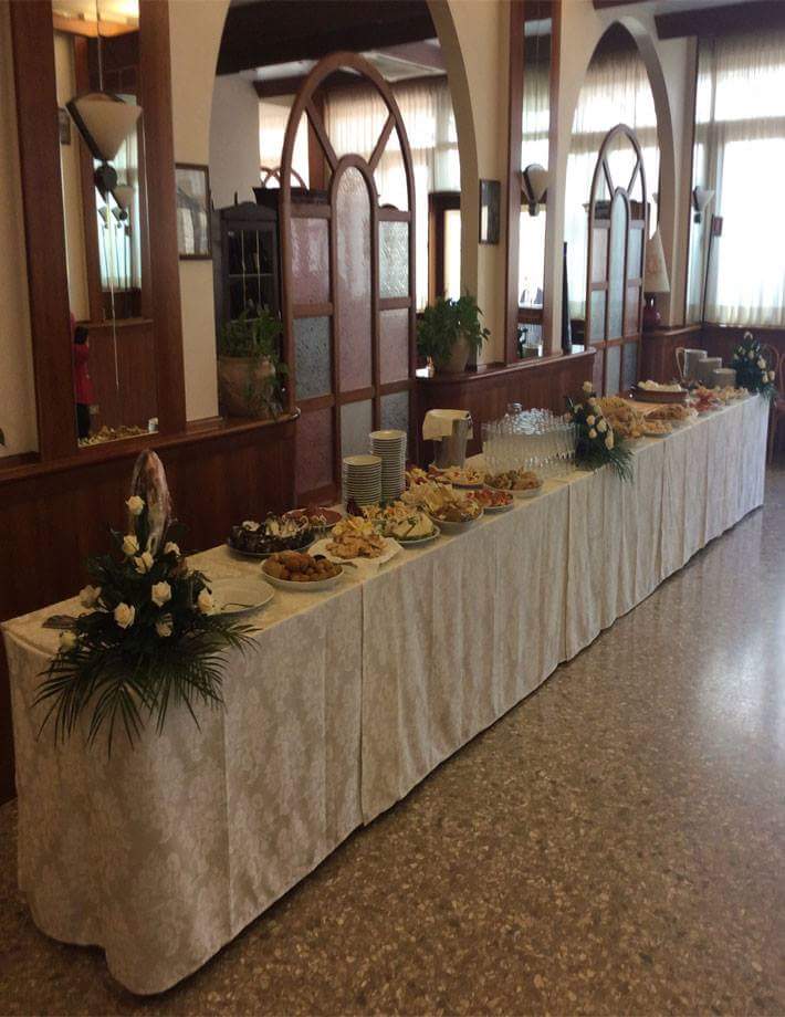 webmasteroma's tweet image. #Ristorante aperto tutti i giorni dalle 12.30 -15.30 la sera dalle 19.30. 
4 grandi sale per tutti i tipi di eventi ( #compleanni, #battesimi, #matrimoni e tanto altro) hotellacolonna.com #Fonte #Nuova (rm)