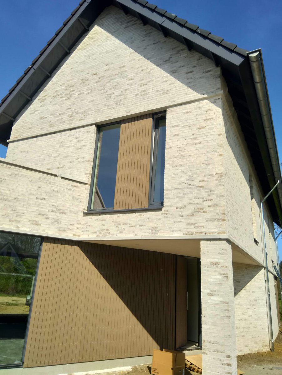Van ontwerp naar realisatie. Voor deze woning in <a href="/gem_Hattem/">Gemeente Hattem</a> heeft Brinkman Baksteencentrum de wit-grijs-bruine Wasserstrich gevelstenen geleverd. De stenen zijn na het metselen voorzien van een subtiele cement sluier. 
Architect: Tim Versteegh, aannemer: @HuismanBouw