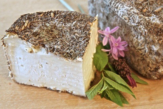 Reconnaissez-vous ce fromage corse ? 🧀
Indice : il nous permet de retrouver un peu d’amour dans ce monde de bruts🌸
#lundifleuri#cheeseoftheday
