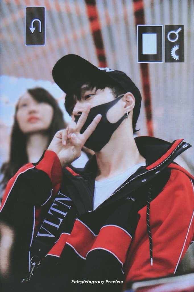 ExoHolicHazel's tweet photo. Baby I missed you so much! 💛💛
I want and OT9 photo Now Please 😭😭😭
We Want an OT9 photo so bad 😭💛💛💛
#WelcomeBackLay 💛💛
#EXO #엑소 #dafBAMA2018EXO @weareoneEXO https://t.co/nMMGPe05xn