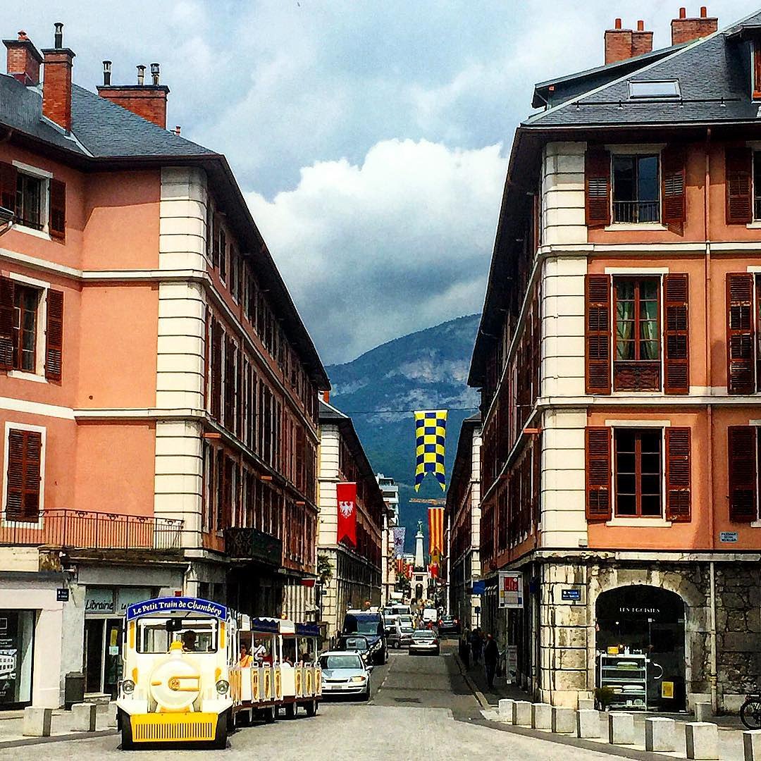 😀🏘 Découvrez le <a href="/GrandChambery/">Grand Chambéry</a> avec votre appli @urbanpulse 📲 bit.ly/PCeYYI  C'est gratuit 😉 #sortir #signaler #découvrir #bouger #partager 📸 <a href="/CamillePommiers/">Camille Pommiers</a>