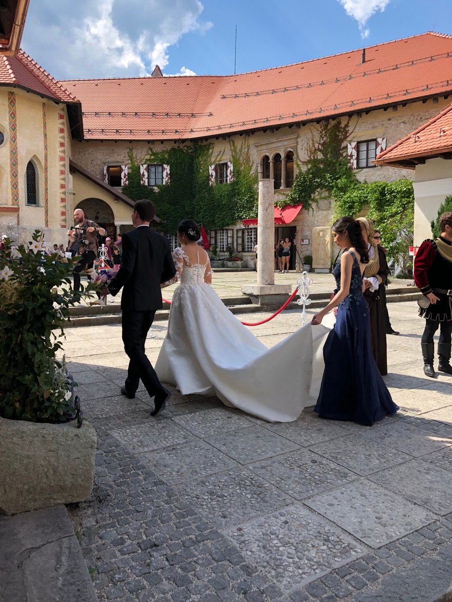 A beautiful day with a beautiful bride! 😍💃🕺🏰
#castlewedding #bledcastle #medievalprogram