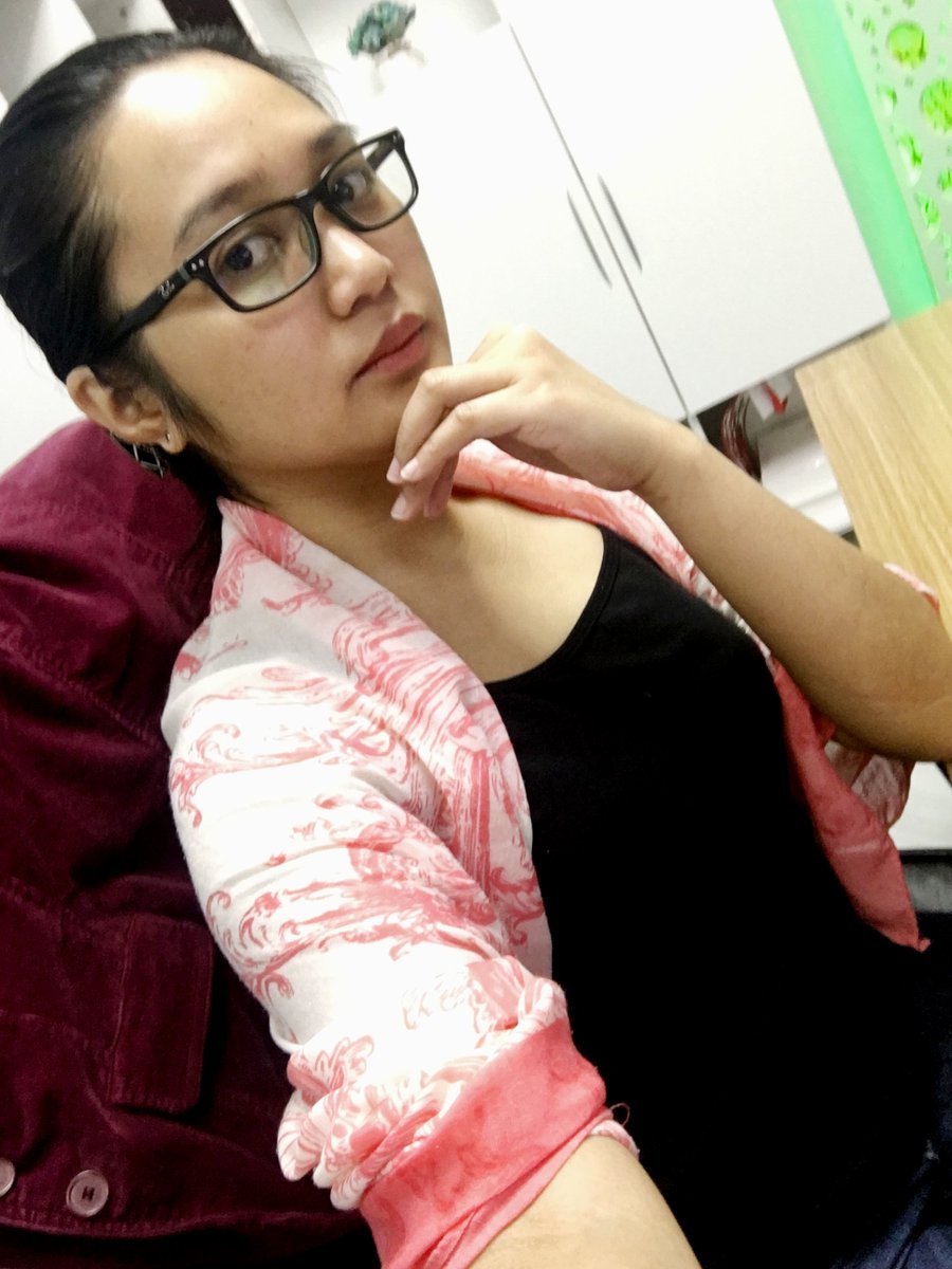 pink24gal's tweet image. That look you give when your shawl became an instant kimono.  😅😅 #ACProblem