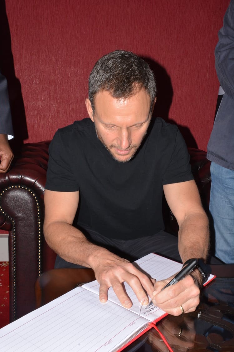 kasukubg's tweet photo. Thank you Ex-POTUS @tonygoldwyn for committing to shoot 'Find Me Unafraid' by @KennedyOdede and @JessRPosner in Kenya. This is truly our story and should be done in Kenya.
#HollywoodStarsAtKFCB 
@EzekielMutua @jjpantherbaby @CarolineMutoko https://t.co/gw4aNqHq4U