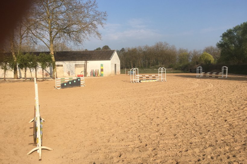 staybler's tweet photo. Lors de votre prochain voyage en Côte d'Or, les Ecuries du Varain vous ouvre leurs portes ! Pour seulement 20€, votre cheval sera logé en box de paille avec possibilité d'accès à toutes les infrastructures ainsi que 5 repas par jour (2x foin, 3x granulés)
https://t.co/fcyKVyyqhX https://t.co/b2i73zD23G