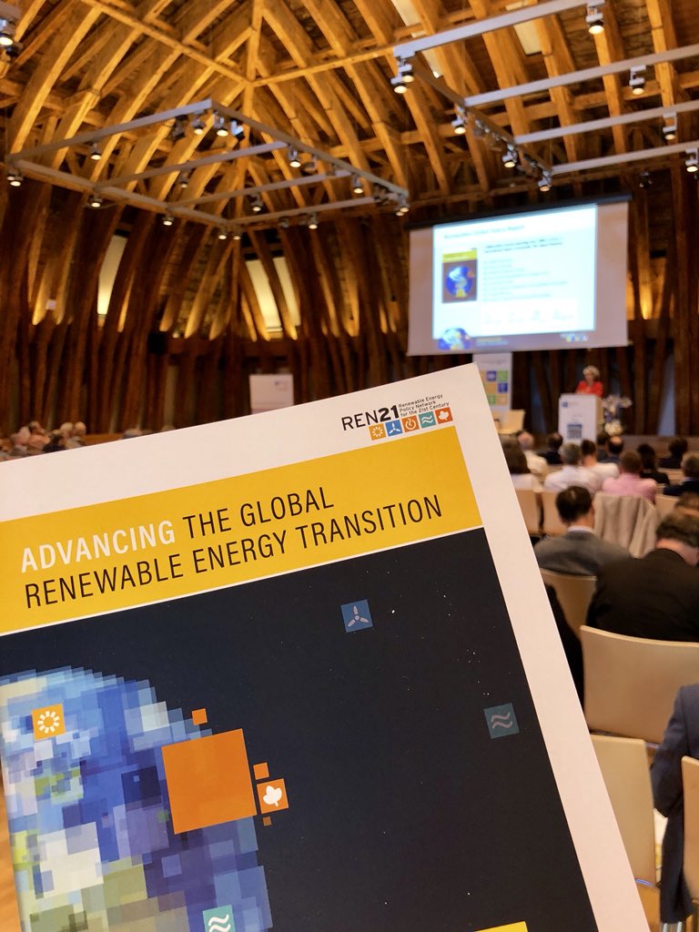 ChristianRakos's tweet photo. @RanaAdibX stellt den @ren21 Renewables 2018 Status Report vor -> Investitionen in Erneuerbare machen sich bezahlt! Weltweit zeigt sich: „Political leadership is important for an energy transition“ #VFEET18 https://t.co/tN4kVUeo0U