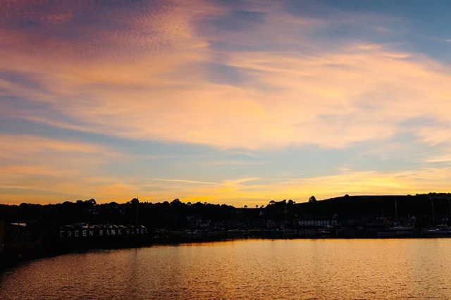 theworkingboat's tweet photo. The early bird catches the worm 📷: https://t.co/6XNwRiW2lC #theworkingboat #lovefalmouth #pubview #sunrise #cornishsunrise https://t.co/1mK8MbEbrf