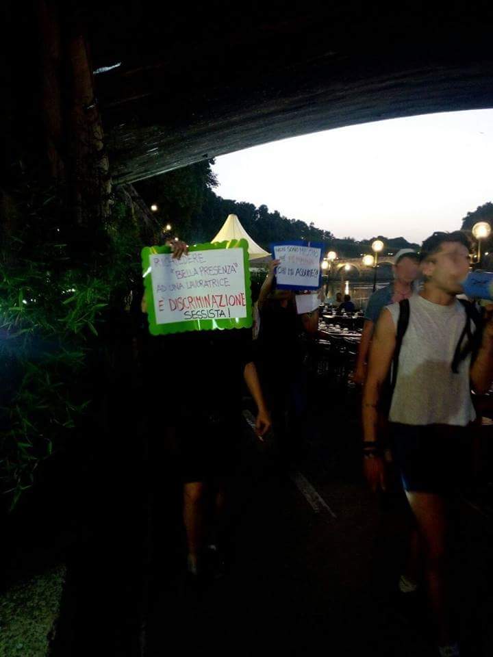 fuori_peggiora's tweet photo. ieri sera sul lungotevere un gruppo di frocie, lelle, persone non binarie, femministe, ha attraversato la fiera estiva in cui è presente lo stand che ha rifiutato un lavoro a Valentina, comunicando con le lavoratrici e le persone presenti. https://t.co/0CWapLrdf5