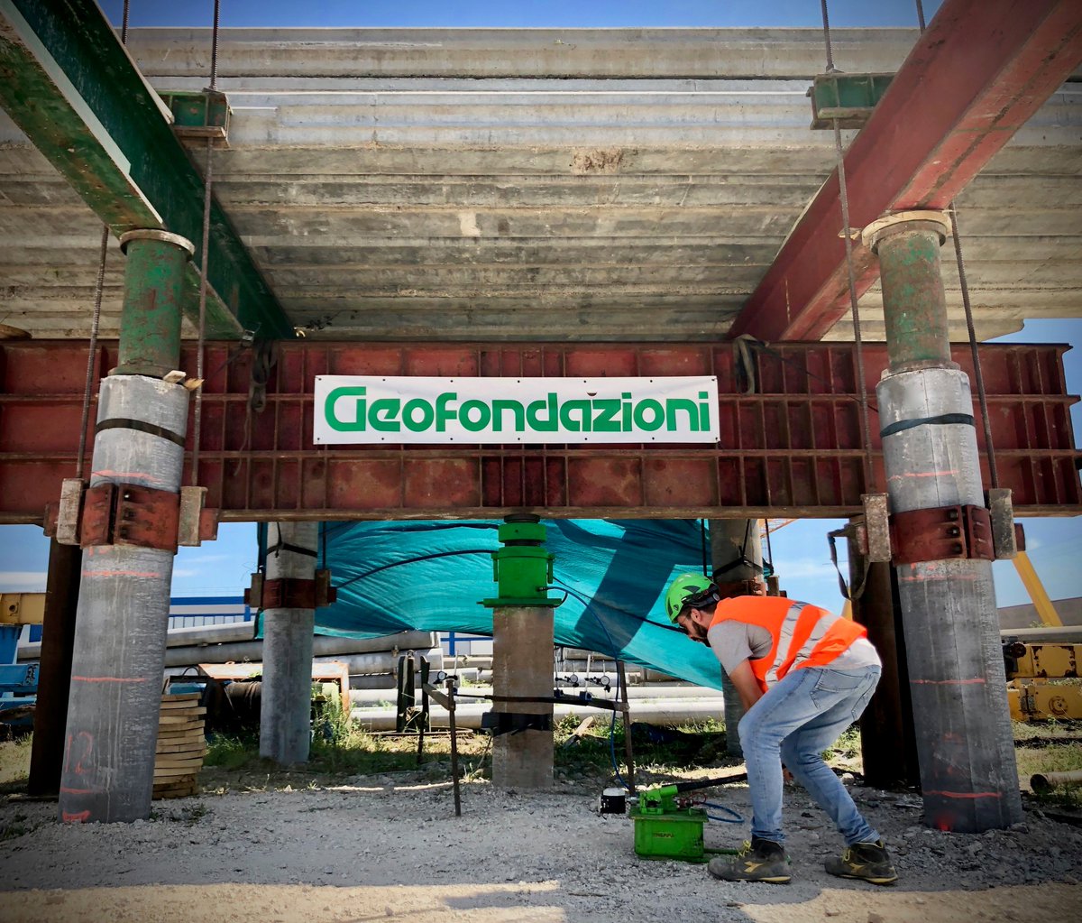 Geofondazioni's tweet photo. Prova di carico strumentata per lo studio degli effetti della conicità di pali prefabbricati infissi in sabbia
#provedicarico  #geotecnica #fondazionispeciali #Geofondazioni https://t.co/6x6vAi3zAF