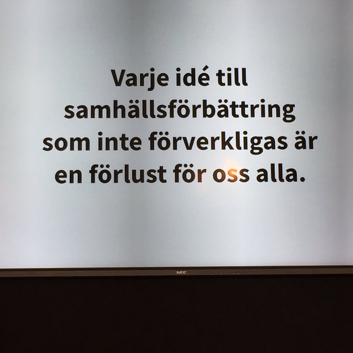 Lyssnar på <a href="/SiduriPoli/">siduri poli</a> som uppmanar till eftertanke: hur kan du vara en förebild och mentor för någon som inte ser ut som du? #lärareffekten #almedalen2018