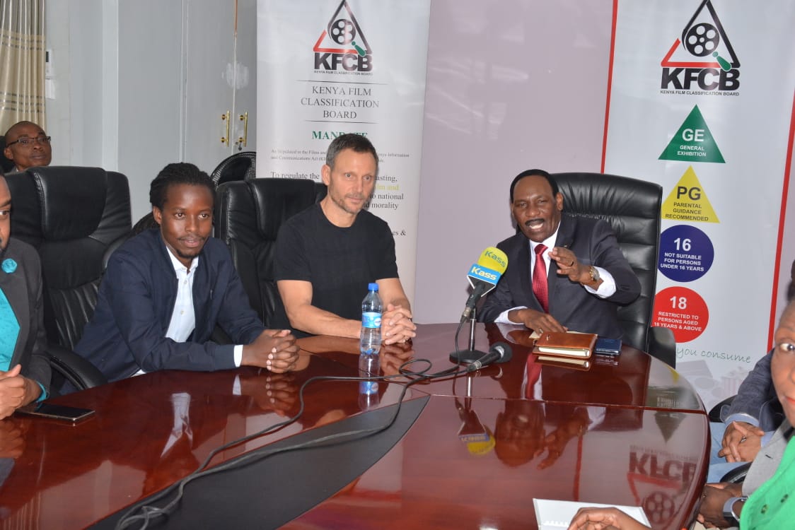 chaakeshy's tweet photo. #HollywoodStarsAtKFCB
@InfoKfcb CEO Dr. @EzekielMutua Mutua today assured @tonygoldwyn and @jjpantherbaby that the government would do it's best to create a facilitative environment to have the film shot in Kenya. https://t.co/1mbAsGjWub