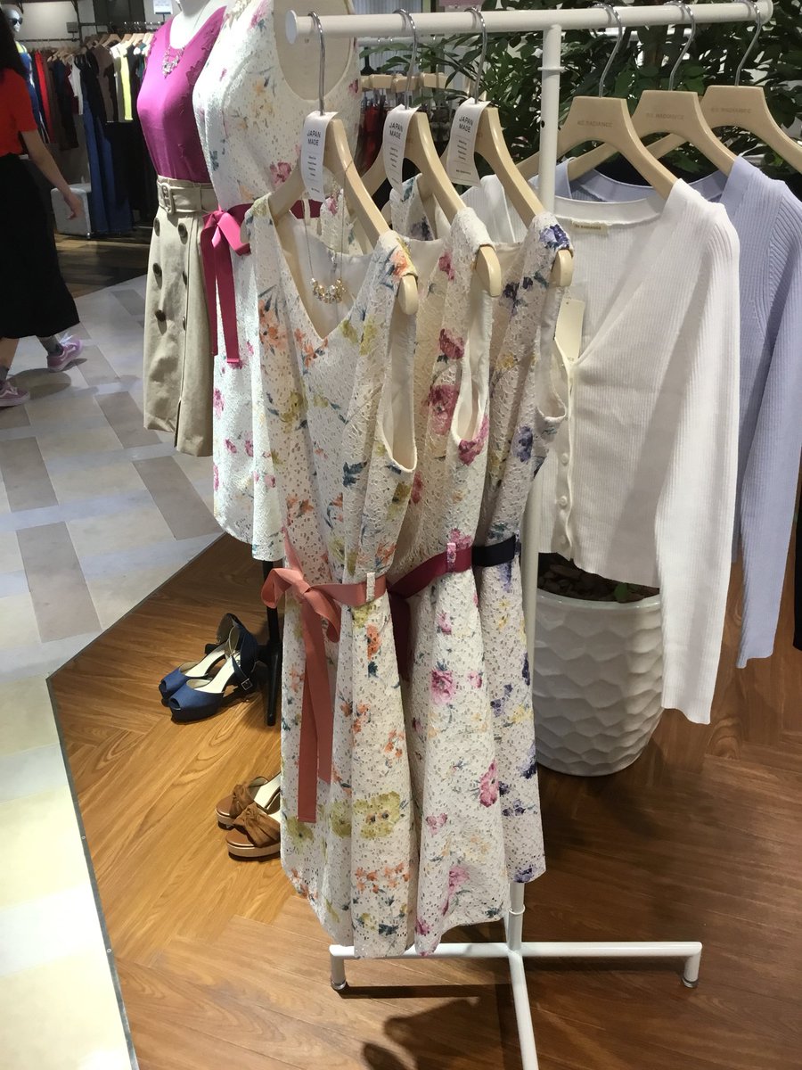 ルミネ横浜 4f ビーラディエンス 上品なデザインのレースワンピース オリジナルの花柄は 女性らしさを際立たせてくれます 高い位置のリボンでウエストマークできるので スタイルアップ間違いなしの一着です Beradiance ワンピース 花柄 ルミネ横浜 4f ビーラディエンス 上品なデザインのレースワンピース オリジナルの花柄は 女性らしさを際立たせてくれます 高い位置のリボンでウエストマークできるので スタイルアップ間違いなしの一着です Beradiance ワンピース 花柄