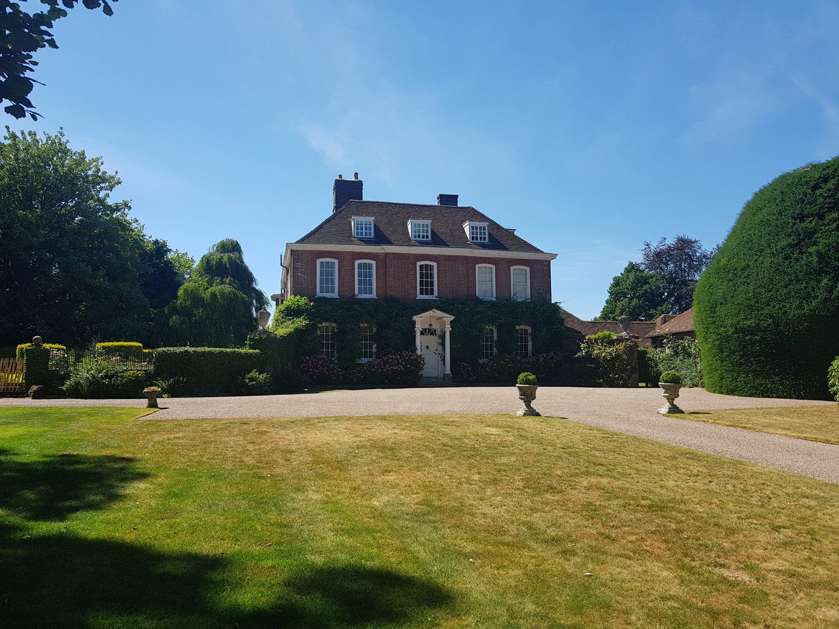 DecoratorAndy's tweet image. Working on this Hampshire beauty this week #masterDecorators andrewpullen.co.uk