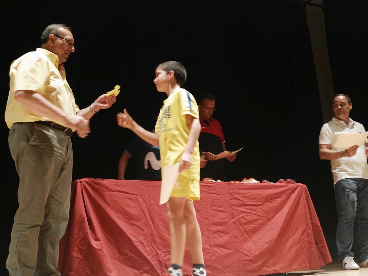 UNIFUTSALMorata's tweet photo. El Acto finalizó con la entrega de obsequios y diplomas a todos los niños. Muchas gracias a los padres por vuestra confianza. Lo hemos pasado en grande rodeados de vuestros hijos. Tienen todos un gran corazón!!!! GRACIAS y hasta pronto!!! https://t.co/yf8EvRlnI8
