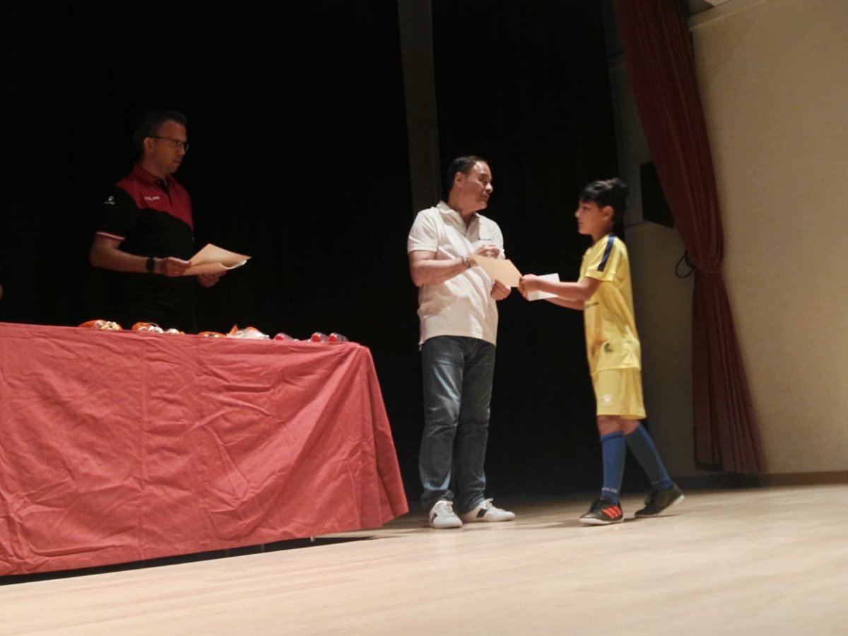 El Acto finalizó con la entrega de obsequios y diplomas a todos los niños. Muchas gracias a los padres por vuestra confianza. Lo hemos pasado en grande rodeados de vuestros hijos. Tienen todos un gran corazón!!!! GRACIAS y hasta pronto!!!