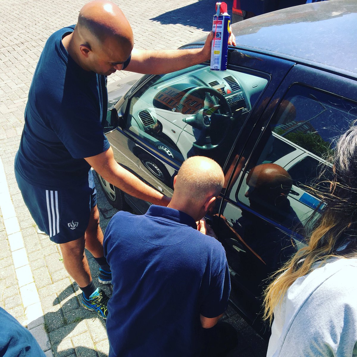 KazGnt's tweet photo. Tussen de reguliere meldingen door, ook een lopende melding. Openen van een deur van de auto. #dienstbaar #helpendehand #mevrouwblijdschap #kind #toch #nog #tijdig #vanschool #weten #tehalen https://t.co/npIkrwCBTL