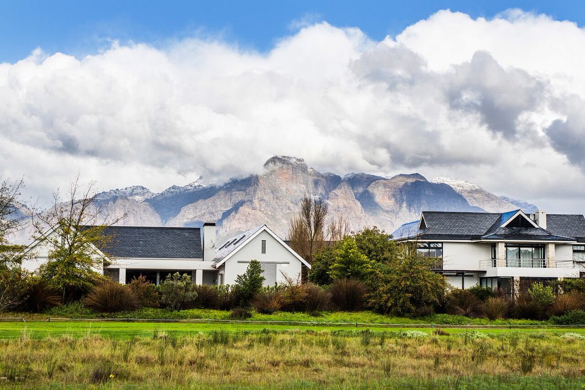 Our first sight of snow this year on the majestic Simonsberg and Drakenstein mountains surrounding the Pearl! ❄️

#PlaythePearl