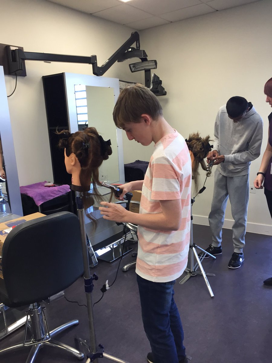 DeltaManorCroft's tweet photo. Hair & beauty, engineering #collegetaster https://t.co/lfjp8Oal7y