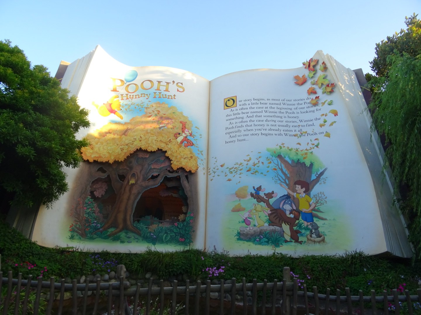 そーだぱんだ プーさんのハニーハント Pooh S Hunny Hunt 絵本の建物が特徴的 内部も壁が絵本になっており プーさんの物語に入り込んだような雰囲気が味わえる こういった待ち時間 飽きさせない むしろ楽しい 工夫は流石ディズニー T Co