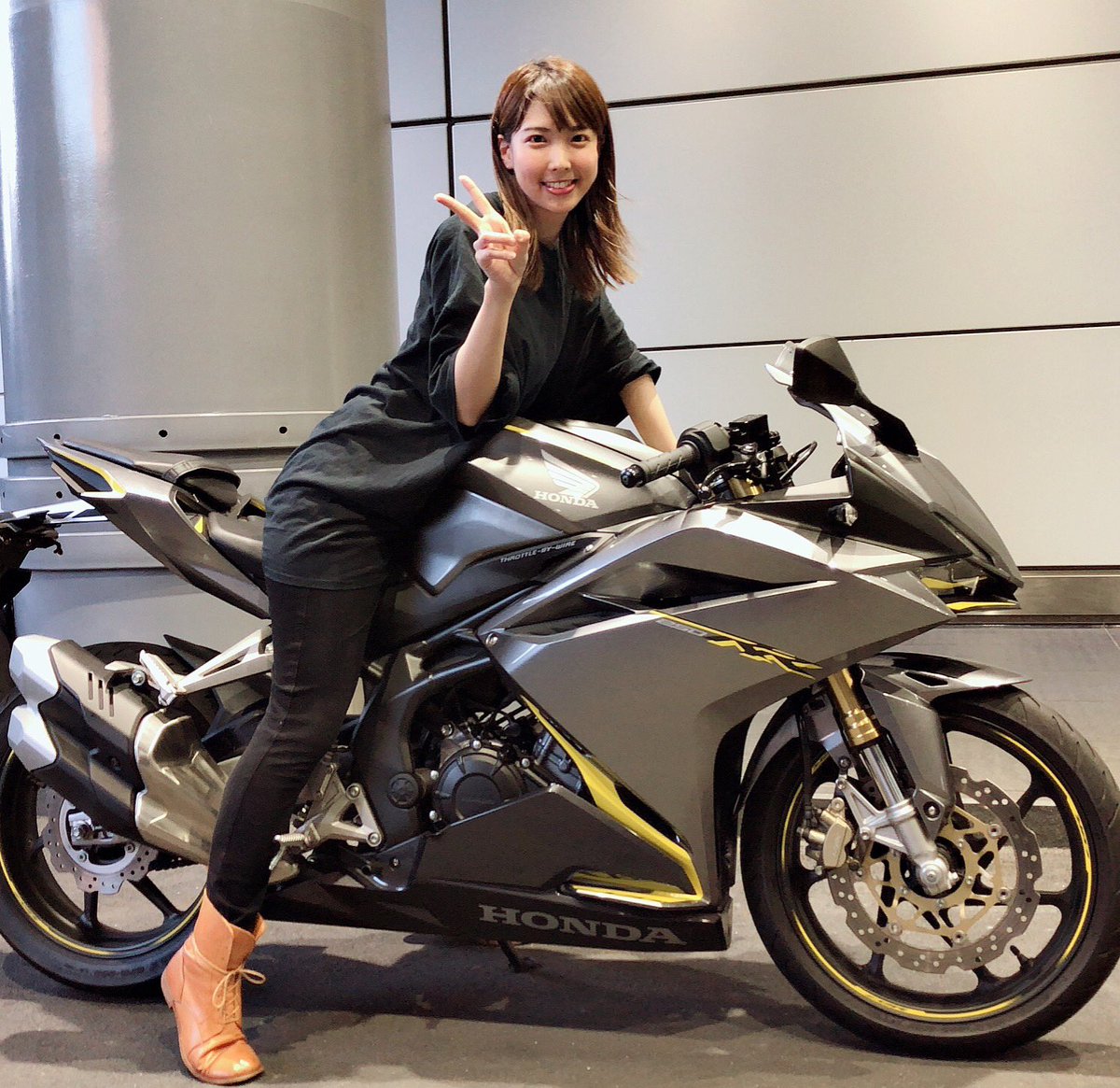 西田望見 בטוויטר A Little Honda にて連載をさせていただきます Hondaさんからcbr250rrのソードシルバーメタリックを貸していただきました これから皆さんに素敵なバイクライフをお届けできるように頑張りますのでみんな要チェックだよ Alittlehonda