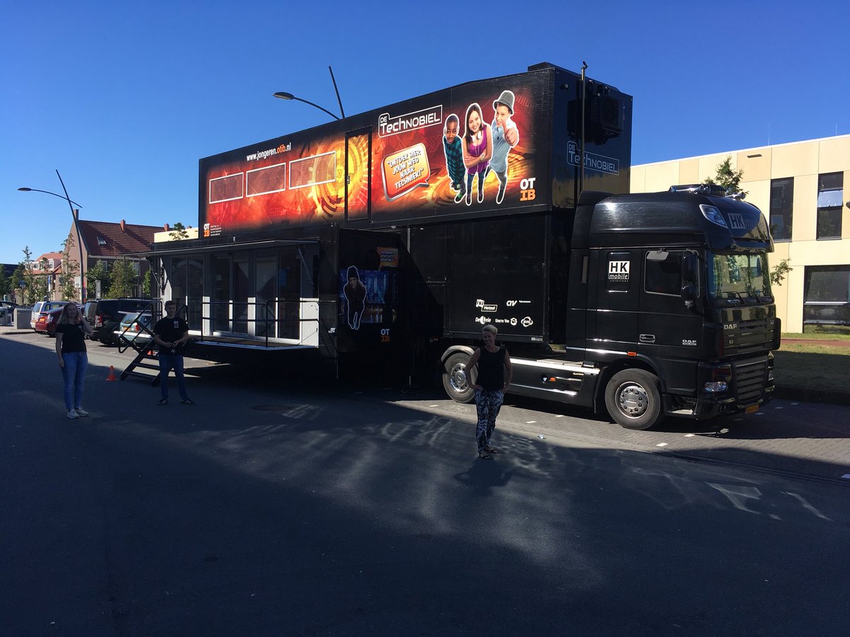 Juf Rianne heeft de techno truck naar de Meander weten te halen. De kinderen van de groepen 7 en 8 gaan ontdekken hoe leuk techniek is. Wellicht doen ze ideeën op om een vervolgopleiding in de techniek te kiezen.