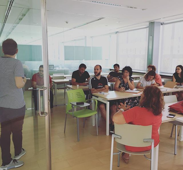 genioncoop's tweet photo. Hoy David Morcillo, emprendedor y concejal de Desarrollo Económico de #Petrer, explica a los coworkers de #ElTeixidor su “porqué” empresarial... #talento #comunidad #coworkingsocial https://t.co/47IXpHWAGm https://t.co/8YPwTlo8rO