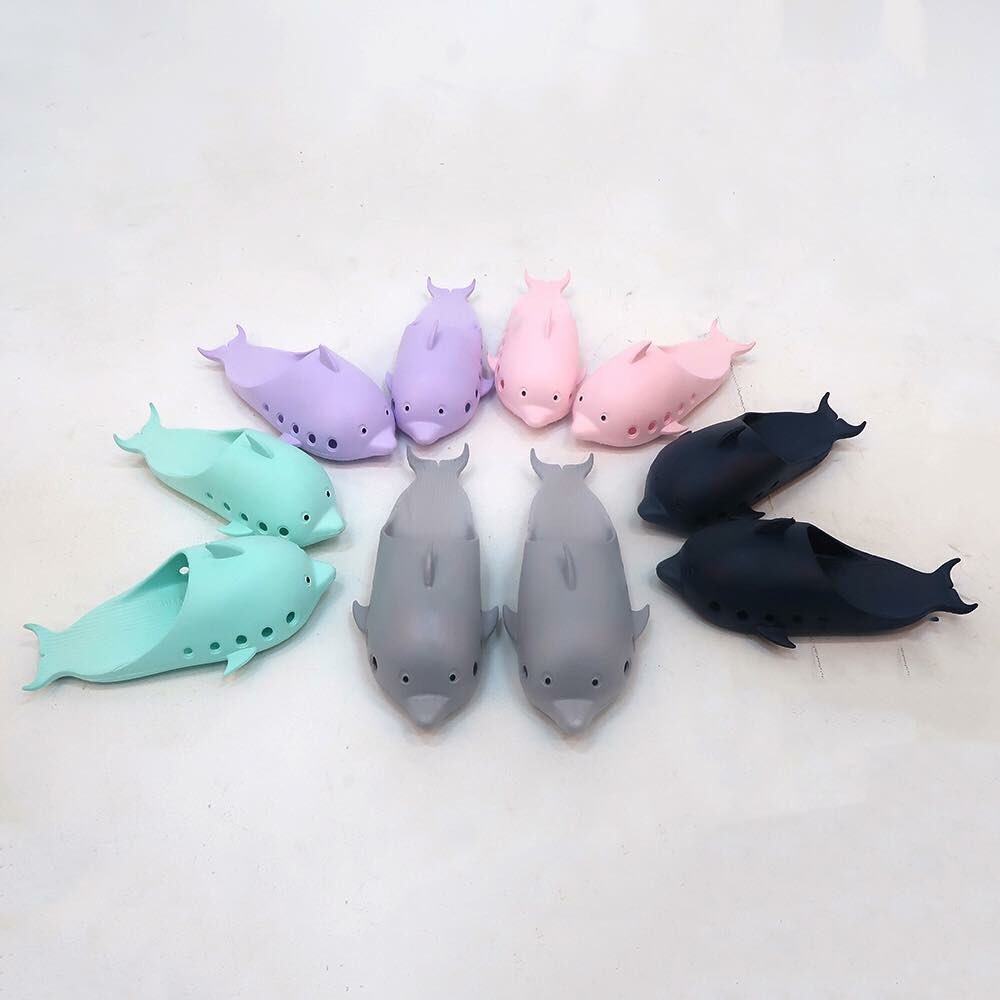 stitch_pololo's tweet photo. รองเท้าแตะน้องปลาโลมากับน้องฉลาม มีครีบที่รองเท้าด้วยน่ารักกกก จริงๆแล้วรองเท้าไว้เปลี่ยนใส่ตอนเข้าห้องน้ำ คนเกาหลีจะมีรองเท้าไว้ใส่ตอนเข้าห้องน้ำด้วย เพราะห้องน้ำชื้นอาจจะมีเชื้อโรคและเชื้อราได้ เกสเฮ้าส์เกาหลีแทบทุกที่ก็มีรองเท้าไว้ให้ในห้องน้ำเหมือนกัน รองเท้าน่ารักกกกก https://t.co/4Q3r4HhI19