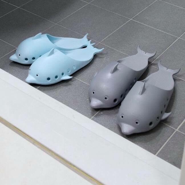 stitch_pololo's tweet photo. รองเท้าแตะน้องปลาโลมากับน้องฉลาม มีครีบที่รองเท้าด้วยน่ารักกกก จริงๆแล้วรองเท้าไว้เปลี่ยนใส่ตอนเข้าห้องน้ำ คนเกาหลีจะมีรองเท้าไว้ใส่ตอนเข้าห้องน้ำด้วย เพราะห้องน้ำชื้นอาจจะมีเชื้อโรคและเชื้อราได้ เกสเฮ้าส์เกาหลีแทบทุกที่ก็มีรองเท้าไว้ให้ในห้องน้ำเหมือนกัน รองเท้าน่ารักกกกก https://t.co/4Q3r4HhI19