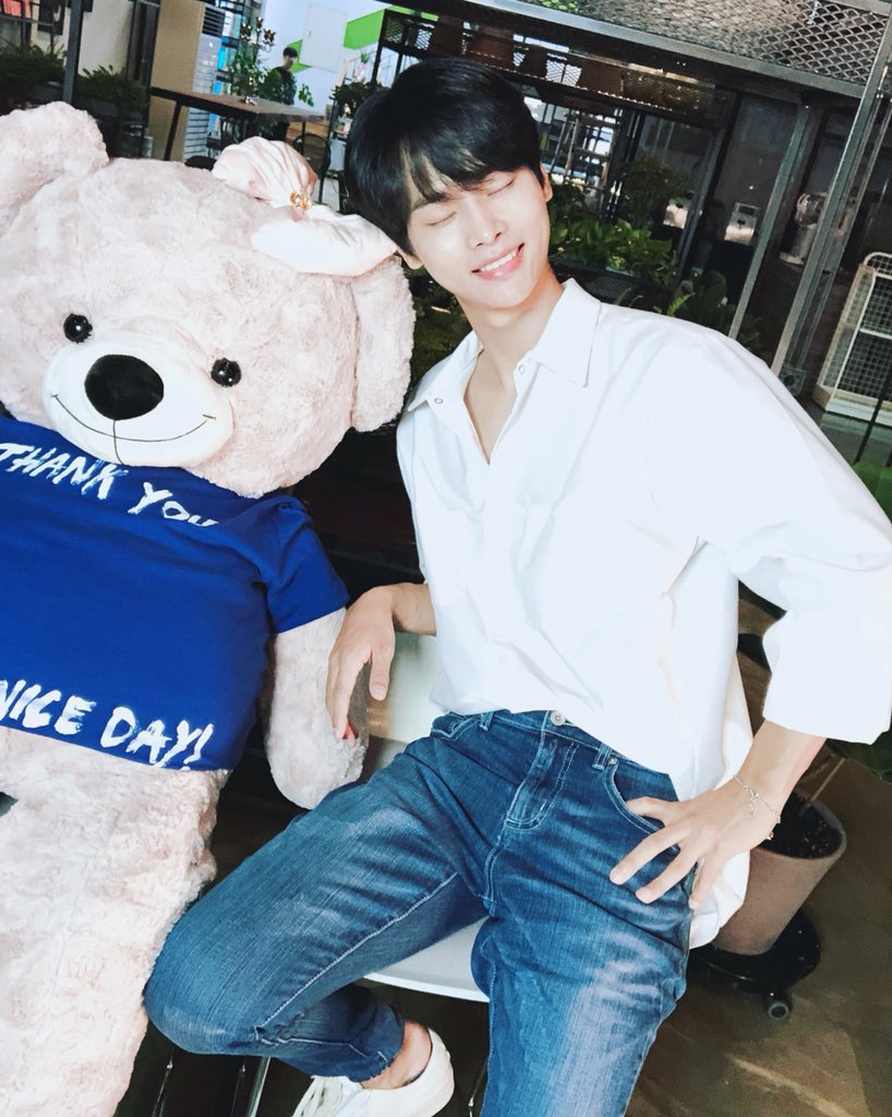 RealVIXX's tweet photo. 나는 로빅이다. 별빛 요원들을 위해 준비한 #엔 요원의 깜짝 #VLIVE🌟 엔과 별빛의 하루는 오늘도 맑음이다. #Nday

#빅스 #VIXX #N #차학연 #오늘도맑음 https://t.co/bdjIt6nhP8