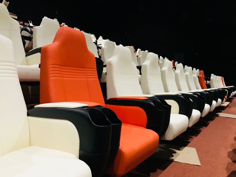 CINEATLASMA's tweet photo. nous sommes heureux de vous montrer en 1ère exclusivité l’installation du 1er fauteuil du CINEATLAS RABAT COLISEE. Design italien, double accoudoirs rembourrés, cuir PVC fine fleur, ergonomie optimale, conformément à notre promesse PREMIUM. https://t.co/MkPnMMVGak